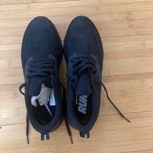 Nike Women’s Flyknit Odyssey React 2 Size 7